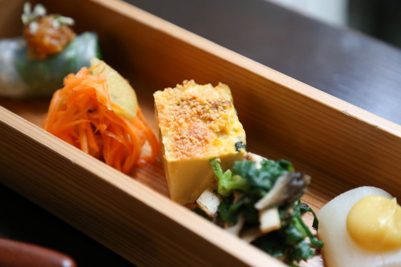 ランチで一番人気の「ロカのお昼ごはん」に付く木箱の前菜
