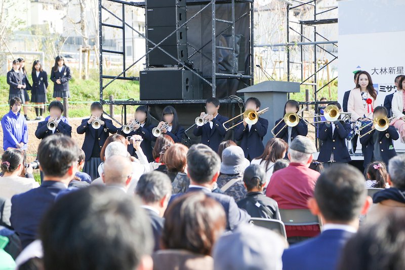 吹田第一中学校吹奏楽部によるファンファーレとともに記念式典がスタート