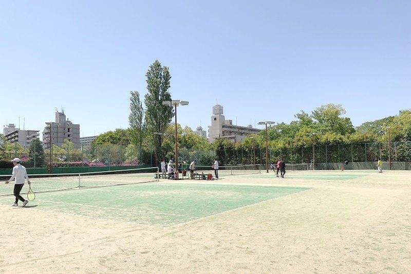 公園の南にある「テニスコート」